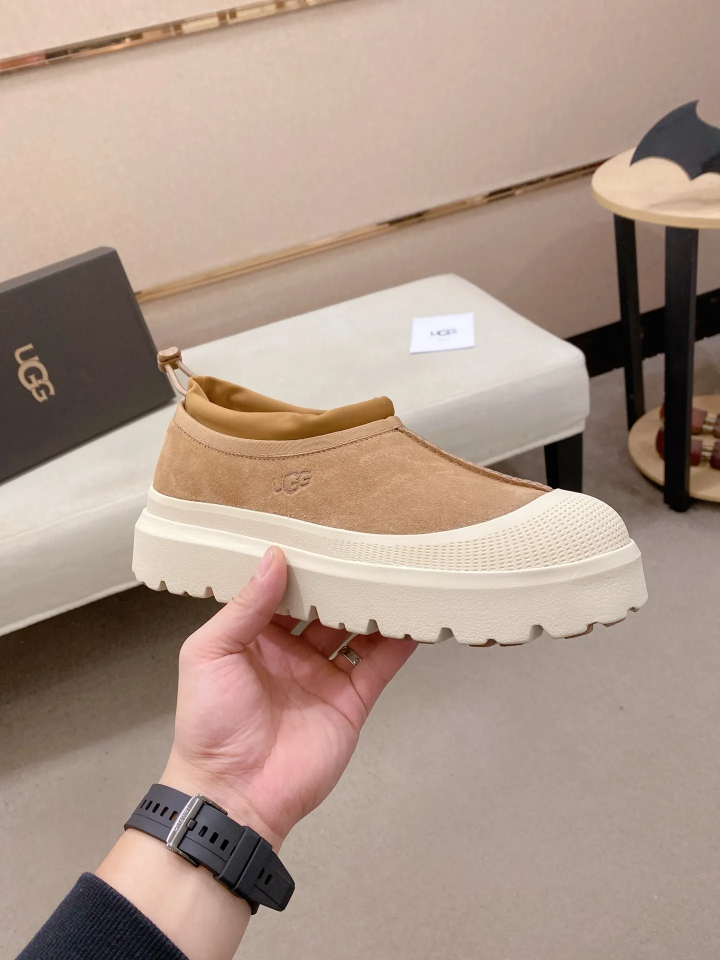 Factory price: 480💰Couple model💏 Same style as Wang Yibo, North American men's shoes Ugg ☃️In the special sale of new high-quality men's shoes snow boots in autumn and winter, the nemesis of extreme cold weather! Made of cowhide leather, merino wool lining, and original outsole, whether driving, outdoor or daily wear, there is always one that suits you! Male and female size: 35-46.